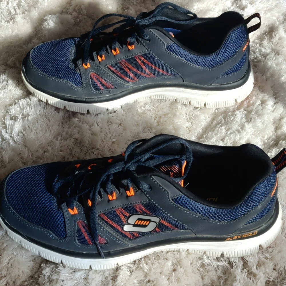 EUC Men's Sketchers Lightweight tennis shoes